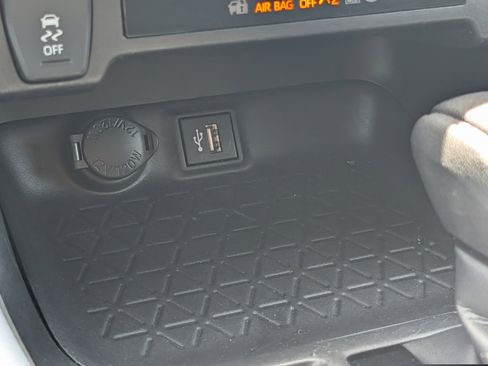 Used 2024 Toyota RAV4 XLE AWD/4WD image 29