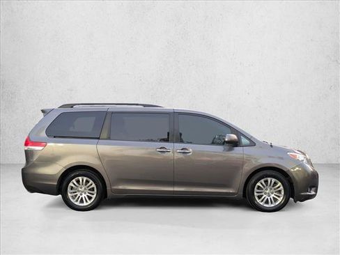 Used 2014 Toyota Sienna XLE image 4