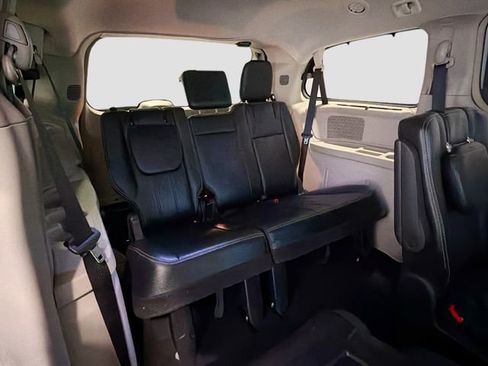 Used 2014 Chrysler Town & Country Touring FWD image 23