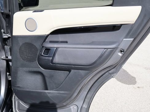 Used 2019 Land Rover Discovery SE AWD/4WD image 16