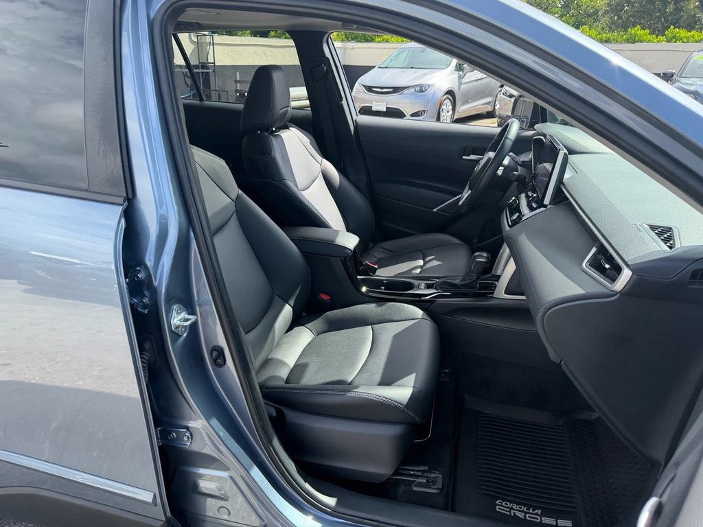 Used 2024 Toyota Corolla Cross XLE w/ Convenience Package FWD image 19
