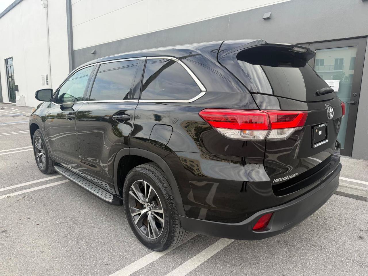 Used 2018 Toyota Highlander LE FWD image 12