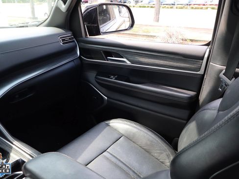 Used 2024 Jeep Wagoneer Series II w/ Flexible Seating Group AWD/4WD image 23