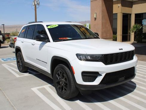 Used 2025 Jeep Grand Cherokee Altitude AWD/4WD image 7
