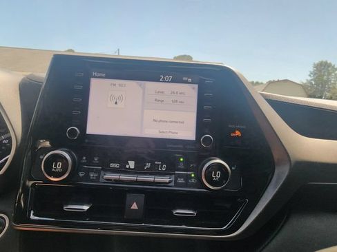 Used 2020 Toyota Highlander XLE FWD image 31