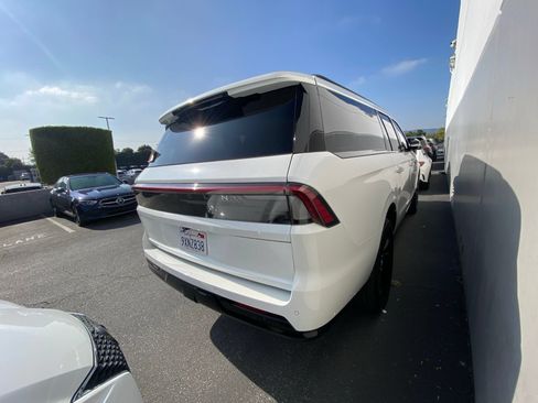 Used 2025 Lincoln Navigator L Reserve w/ Jet Appearance Package AWD/4WD image 3