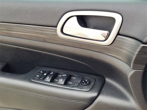 Used 2019 Jeep Grand Cherokee Laredo w/ 18" Wheel & 8.4" Radio Group image 22