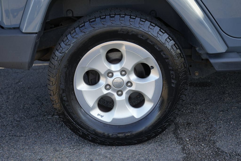 Used 2015 Jeep Wrangler Unlimited Sahara w/ Connectivity Group AWD/4WD image 11