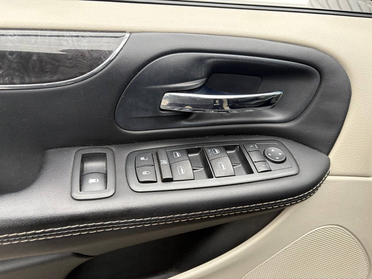 Used 2014 Chrysler Town & Country Touring-L w/ Driver Convenience Group FWD image 13