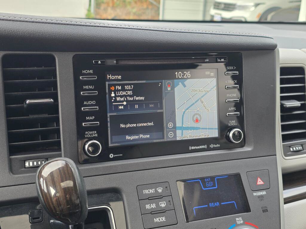 Used 2020 Toyota Sienna XLE w/ XLE Navigation Package FWD image 23