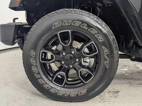 Used 2018 Jeep Wrangler Unlimited Sahara image 9