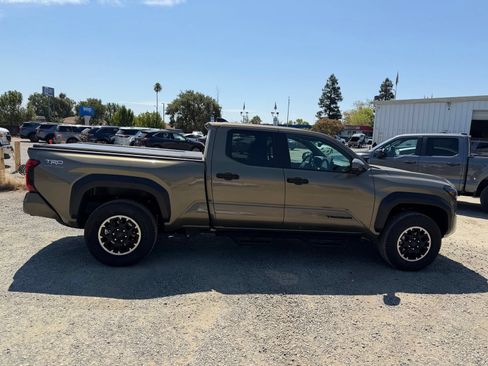 Used 2025 Toyota Tacoma TRD Off-Road AWD/4WD image 6