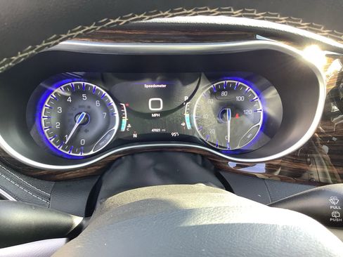 Used 2023 Chrysler Pacifica Limited image 15