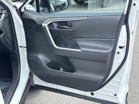 Used 2022 Toyota RAV4 LE FWD image 8
