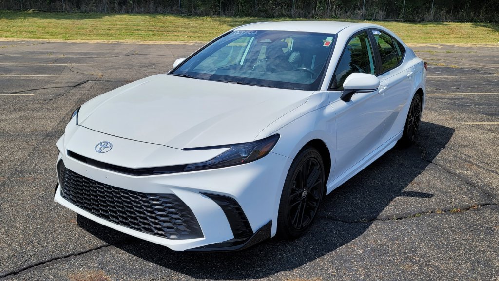 Used 2025 Toyota Camry SE FWD image 3