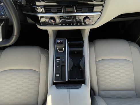 Used 2024 Nissan Pathfinder SV image 19