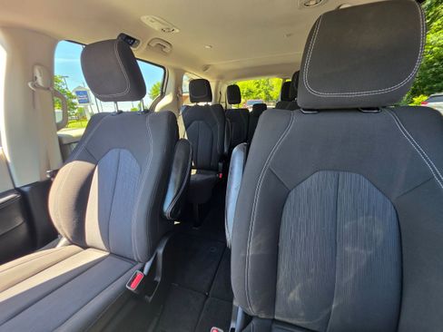 Used 2022 Chrysler Voyager LX FWD image 17