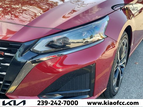 Used 2024 Nissan Altima 2.5 SR w/ SR Premium Package FWD image 2