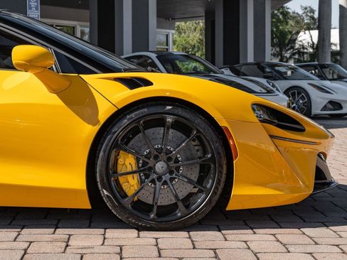 Used 2025 McLaren Artura Spider image 11