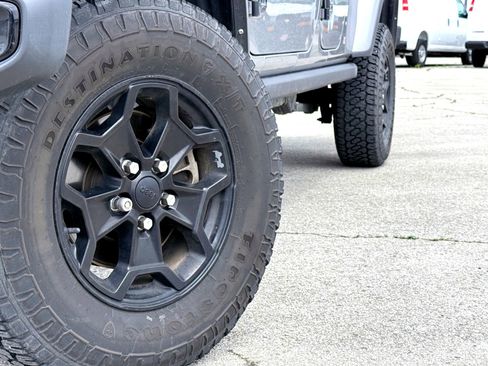 Used 2021 Jeep Gladiator Sport AWD/4WD image 2