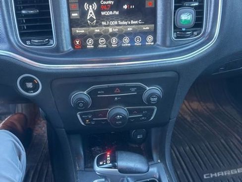 Used 2017 Dodge Charger SXT image 4
