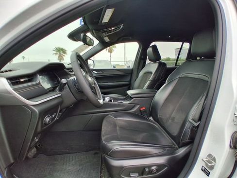 Used 2024 Jeep Grand Cherokee Altitude AWD/4WD image 15
