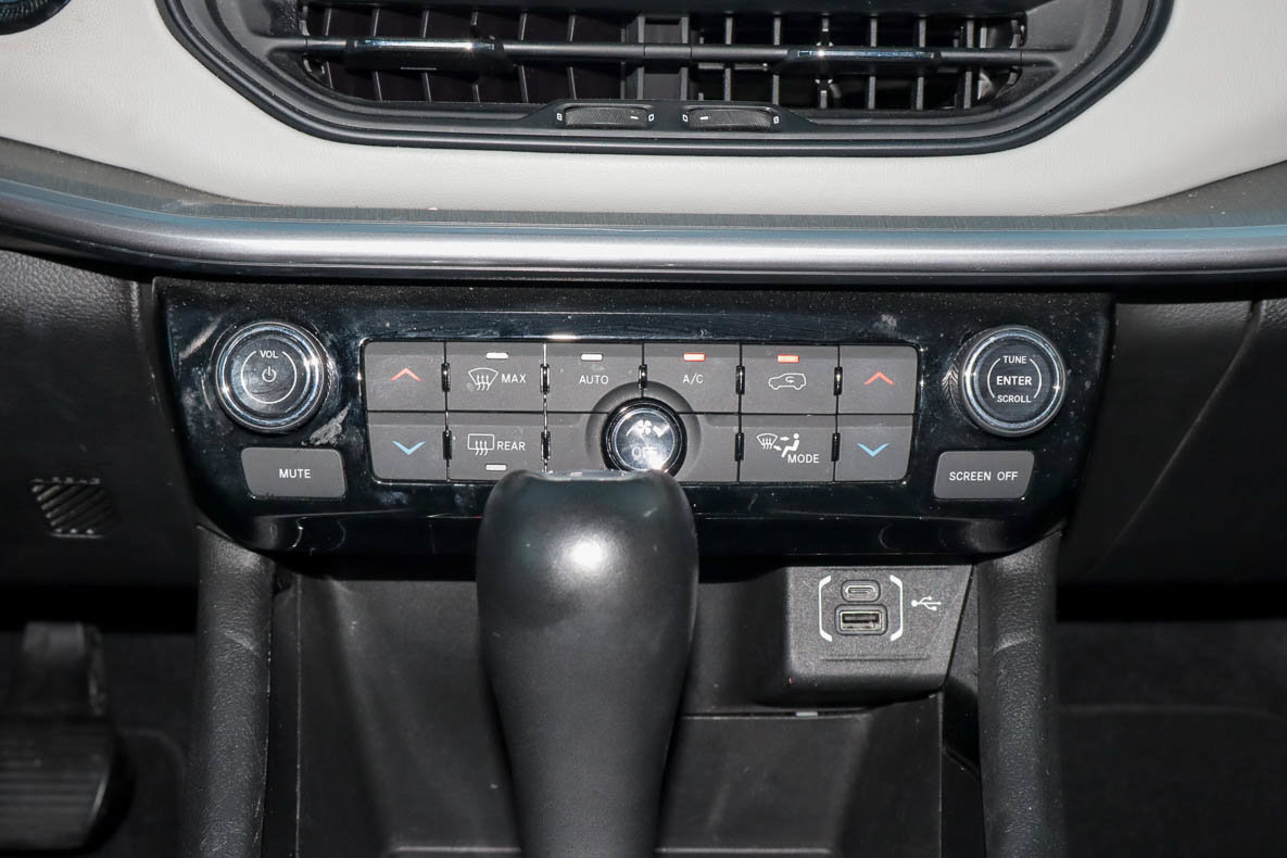Used 2025 Jeep Compass Limited AWD/4WD image 19