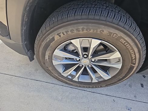 Used 2025 Chevrolet Equinox LT w/ Safety and Technology Package image 2