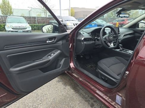 Used 2024 Nissan Altima 2.5 SV FWD image 13