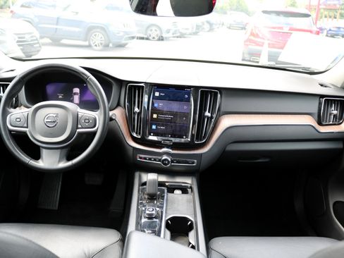 Used 2022 Volvo XC60 B5 Momentum image 30