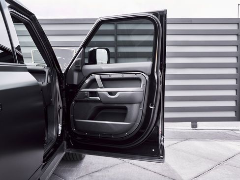 Used 2025 Land Rover Defender 110 V8 image 26