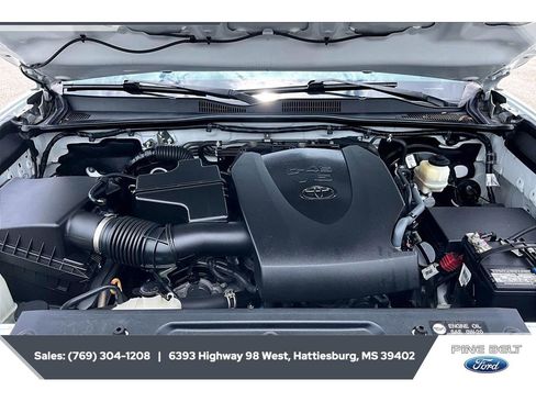 Used 2018 Toyota Tacoma SR5 RWD image 8