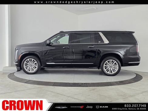 Used 2025 Cadillac Escalade ESV Premium Luxury image 4