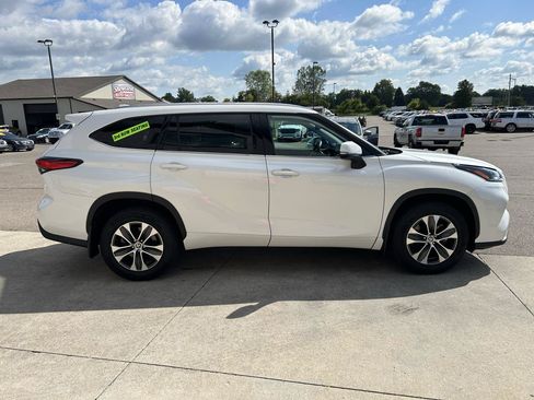 Used 2021 Toyota Highlander XLE AWD/4WD image 4