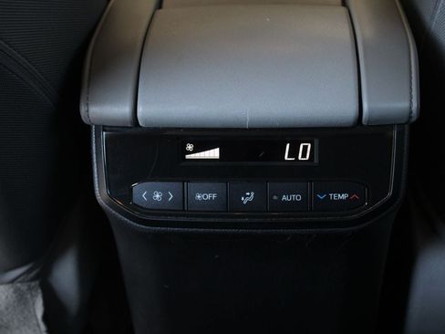 Used 2022 Toyota Highlander LE AWD/4WD image 35