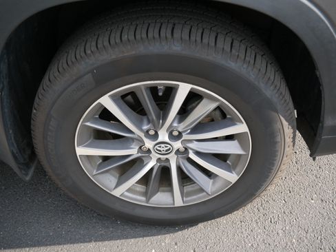 Used 2019 Toyota Highlander XLE AWD/4WD image 8