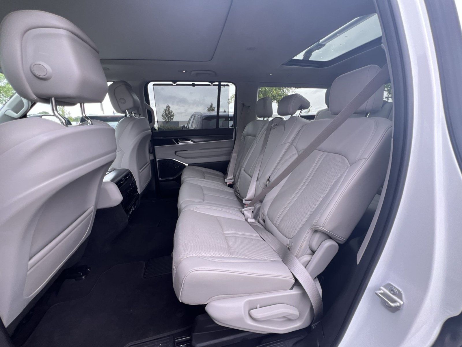 Used 2023 Jeep Wagoneer Series II w/ Convenience Group I AWD/4WD image 25