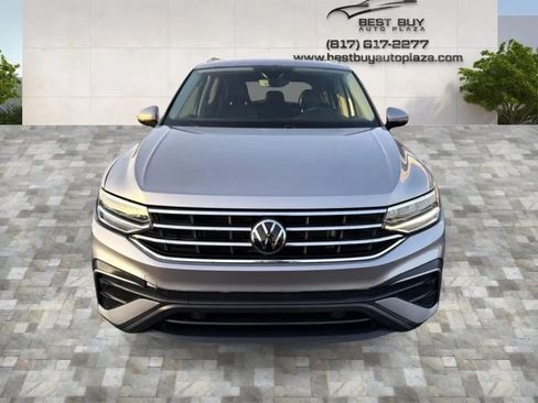 Used 2022 Volkswagen Tiguan SE FWD image 2
