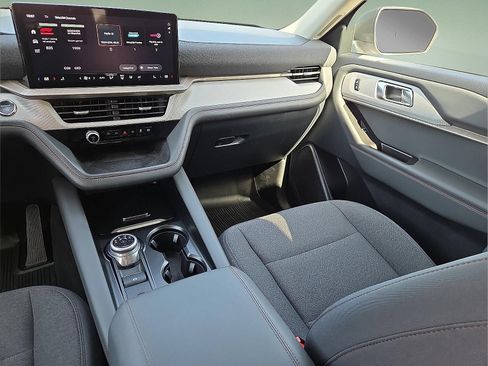 Used 2025 Ford Explorer Active AWD/4WD image 13