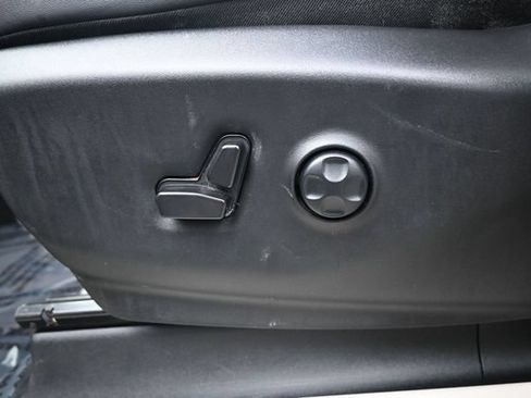 Used 2024 Chrysler Pacifica Touring-L FWD image 25