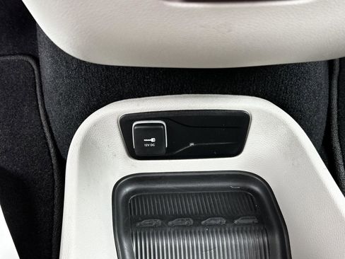 Used 2024 Chrysler Pacifica Touring-L FWD image 31