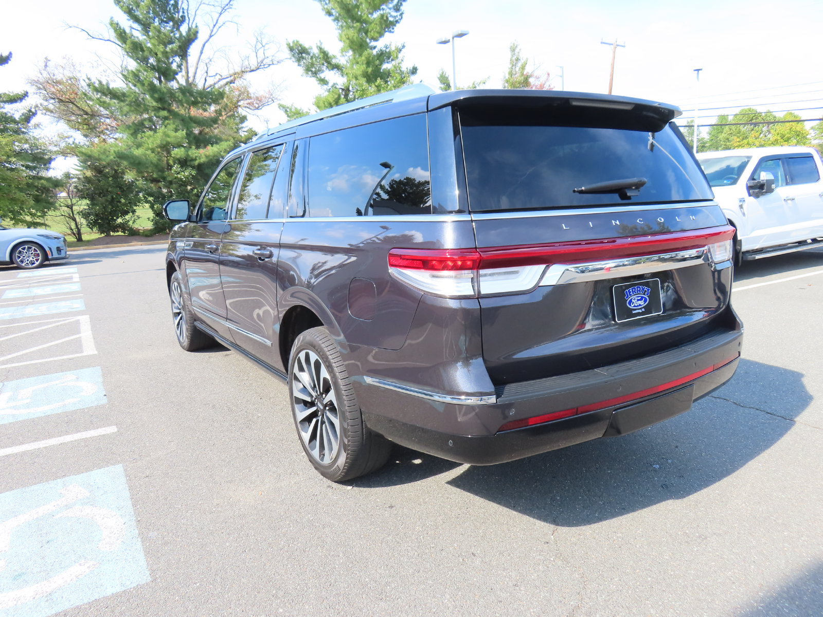 Used 2024 Lincoln Navigator L Reserve AWD/4WD image 7