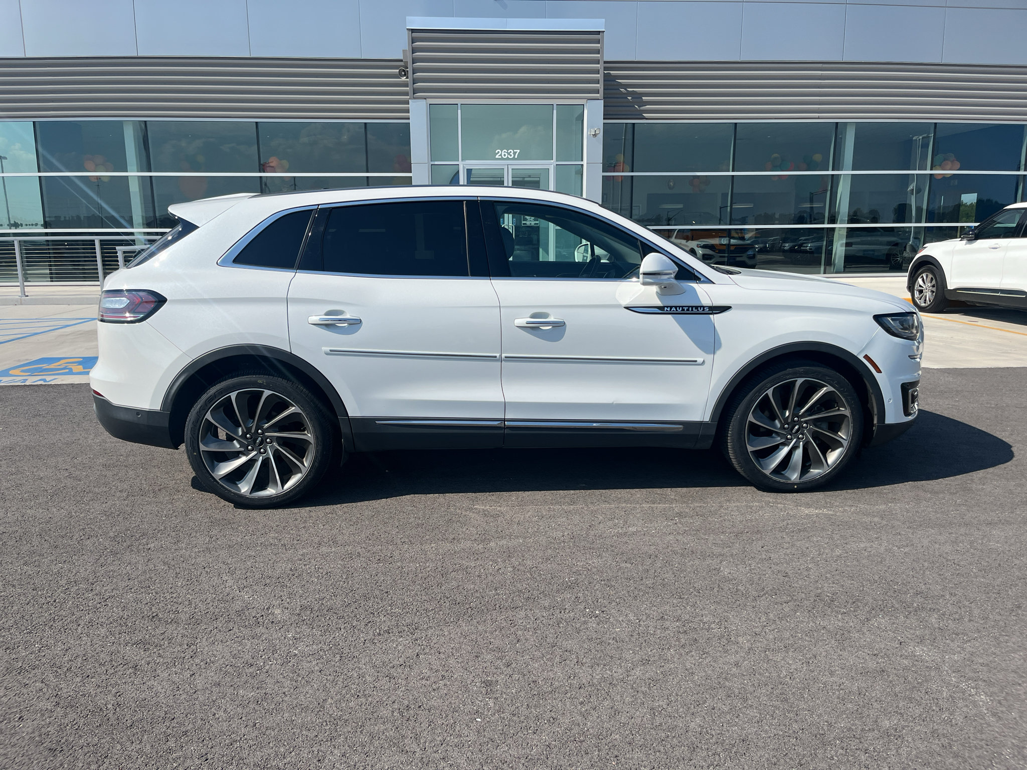 Used 2020 Lincoln Nautilus Reserve w/ Equipment Group 201A AWD/4WD image 4