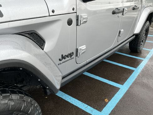 Used 2021 Jeep Gladiator Willys image 10