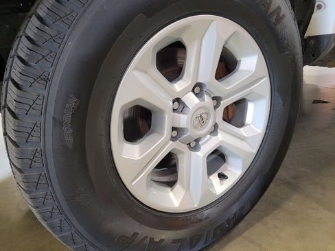 Used 2018 Toyota 4Runner TRD Off-Road AWD/4WD image 31