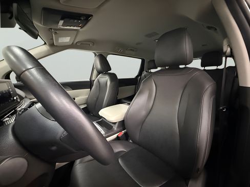Used 2024 Kia Carnival LX FWD image 11
