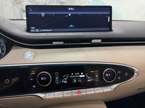 Used 2022 Genesis GV70 2.5T w/ Advanced Package image 9