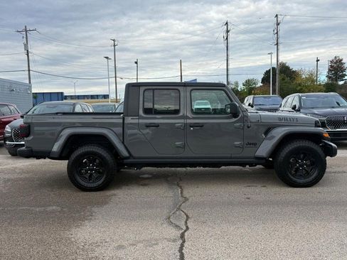 Used 2021 Jeep Gladiator Sport image 2