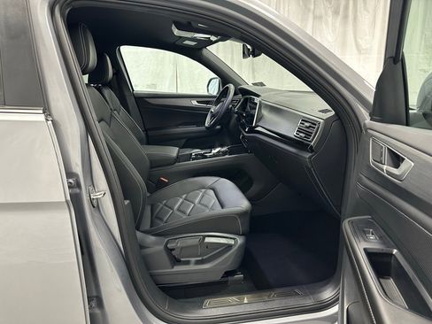 Used 2025 Volkswagen Atlas Cross Sport SE image 56