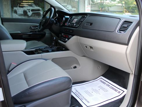 Used 2016 Kia Sedona EX FWD image 16